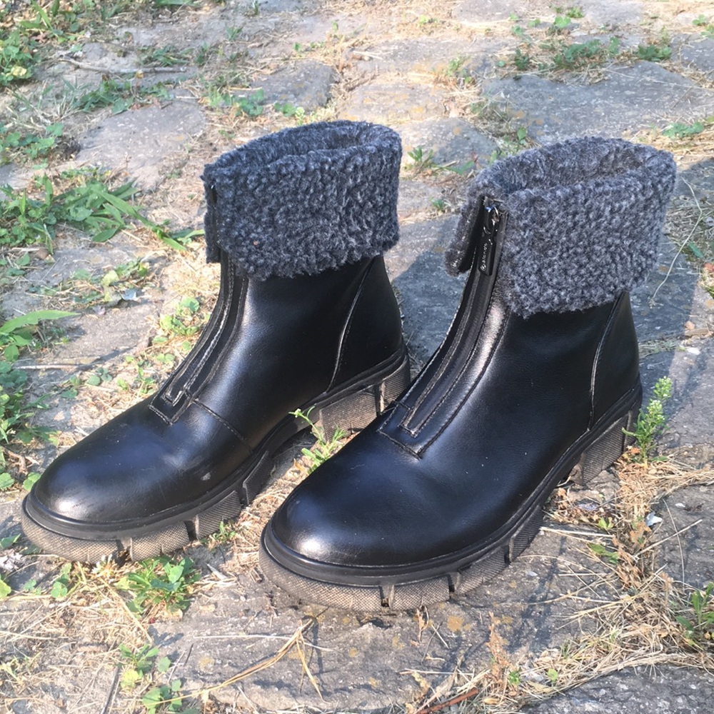 Blondo Black Leather Ankle Boots with Gray Knit Cuffs